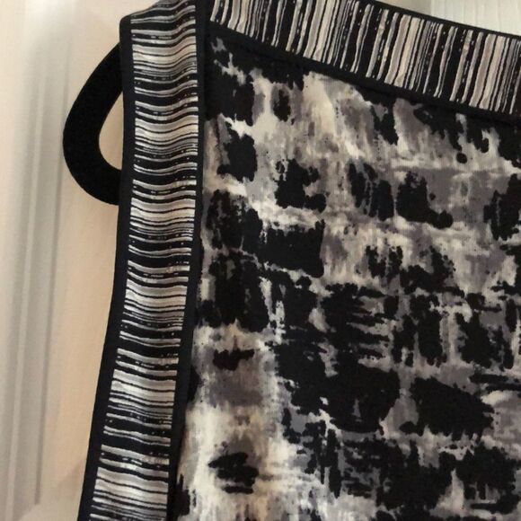 BCBGMaxazria Black/White Pattern Sleeveless Dress - Size XS - Picture 3 of 8